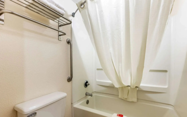 Econo Lodge Inn & Suites Memphis East