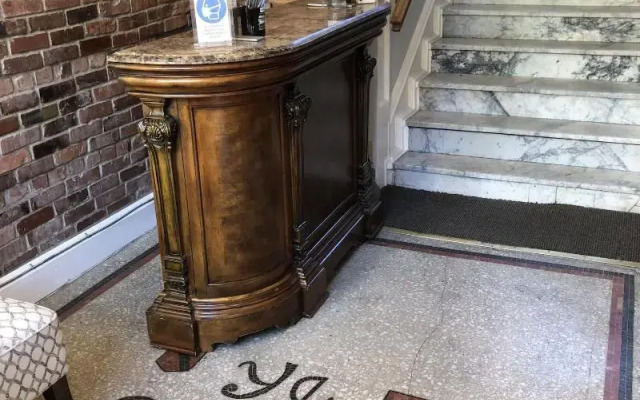 College Inn Hotel