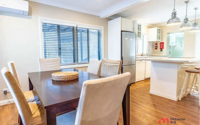 Metawisebnb Waterfront 3BR Coastal Escape