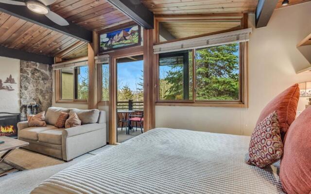 Laurelwood Condominiums Studio Premier Unit 308