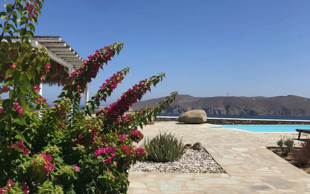 Yakinthos Residence