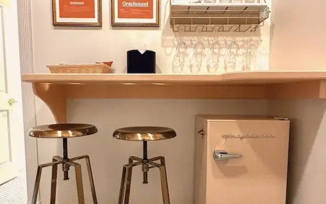 Peninsula Bed & Cocktails