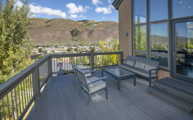 814 Eagle Dr. 4 Bedroom Home by RedAwning