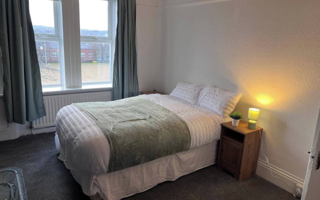 Apt - Sleeps 10 - Parking - Ideal for Contractors