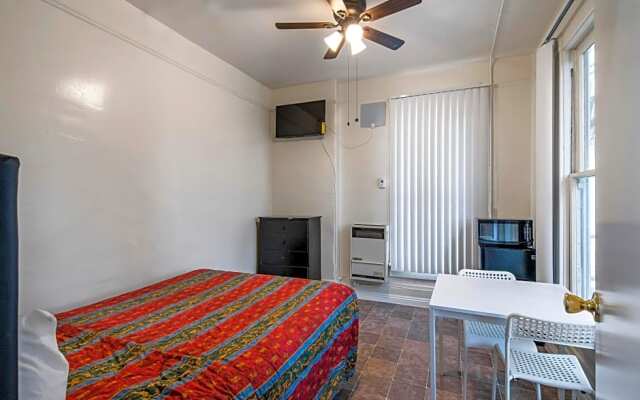 Mariachi Plaza Hotel