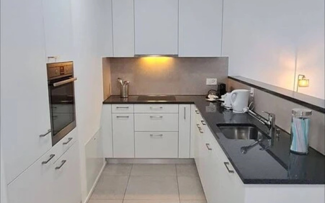 "central Brand New Apartment With Private Parking"