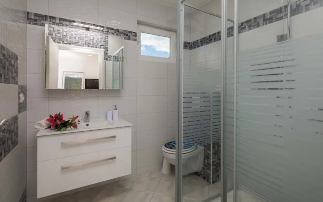 A8 - Modern apt With Terrace, 3 min Walk to Beach