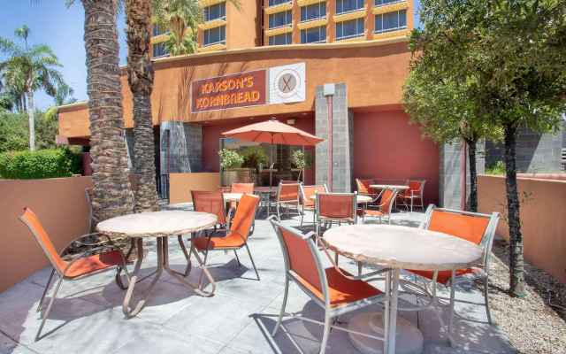 Holiday Inn Express and Suites Phoenix Midtown