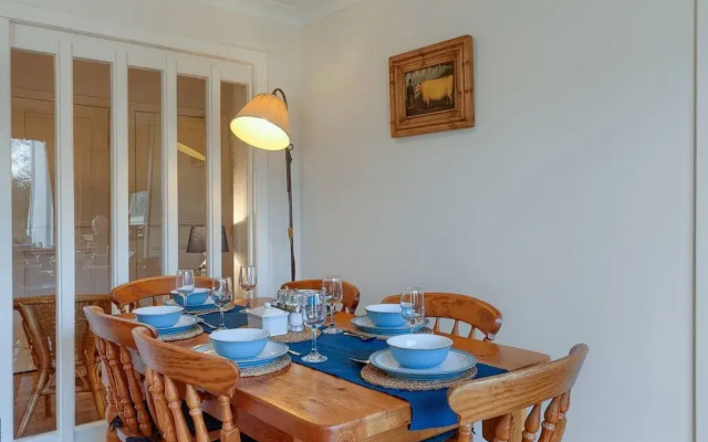 Tasteful top Floor Apartment Next to Gleneagles