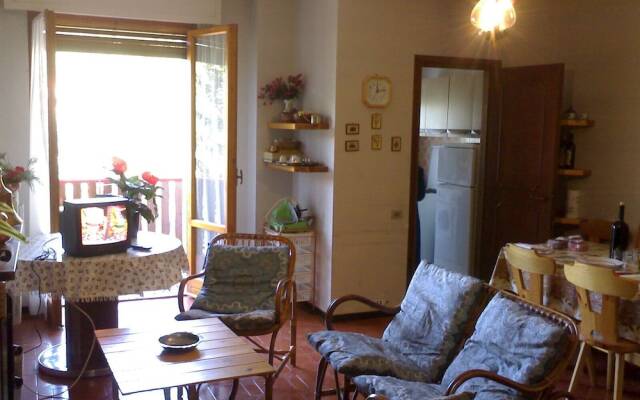 6guests-skiing-mountainviews-fireplace-freeparking