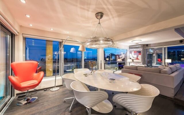 Sea View Apartment with Hot Tub & Sauna