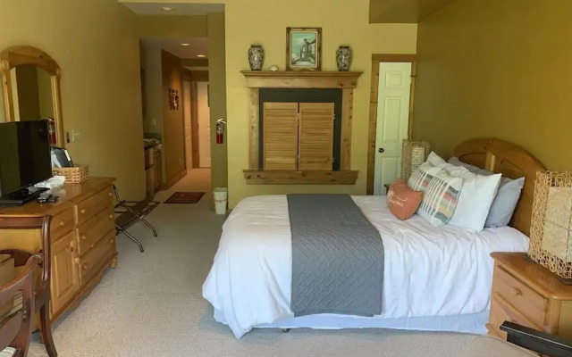 Longhollow Point Inn Studio 1105