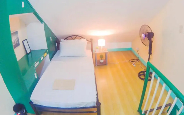 NoMadsMNL Backpackers Homestay