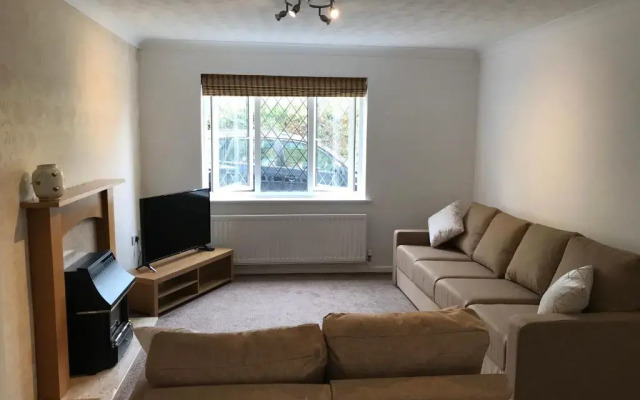 The Conifers - lovely family home in Witney