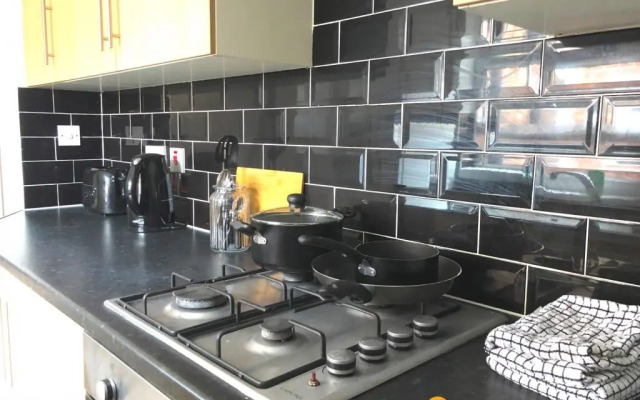 SHORTMOVE | Sleeps 6 | All En suite| Kitchen| Wifi