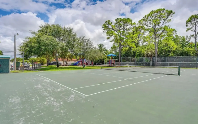 Cozy & Bright Naples Abode w/ Community Amenities!