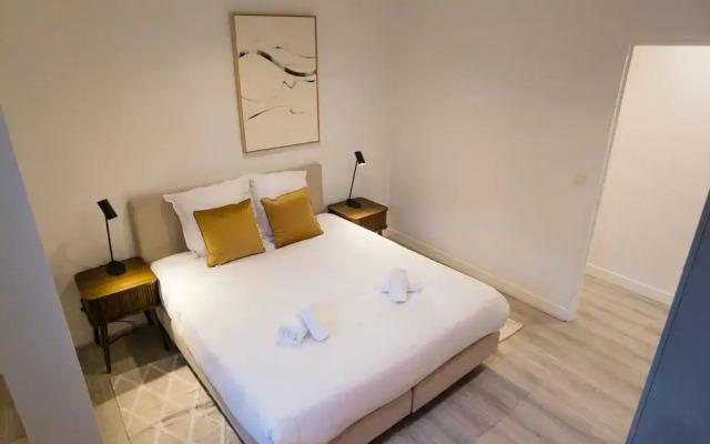 Copernic Right Luminous 2BR Apartment in Paris