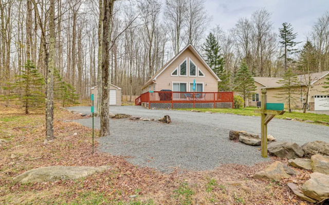 Hot Tub + Decks: Tree-lined Retreat in Pocono Lake