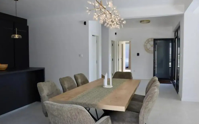 Sunset Villa Aves With Pool, Gym and Sauna
