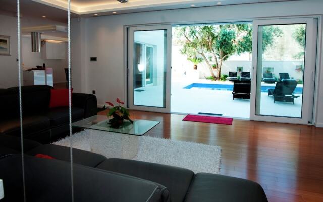 Modern Apartment with Private Pool in Split