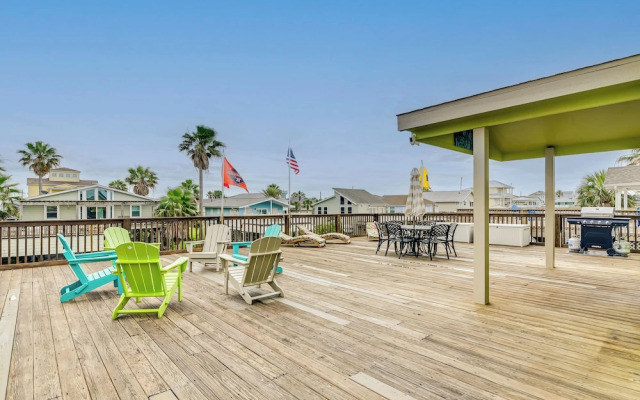 Private Dock & Kayaks: Coastal Gem in Galveston