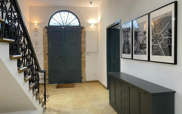 Phaedrus Living: Cozy Down Town House Aischylou