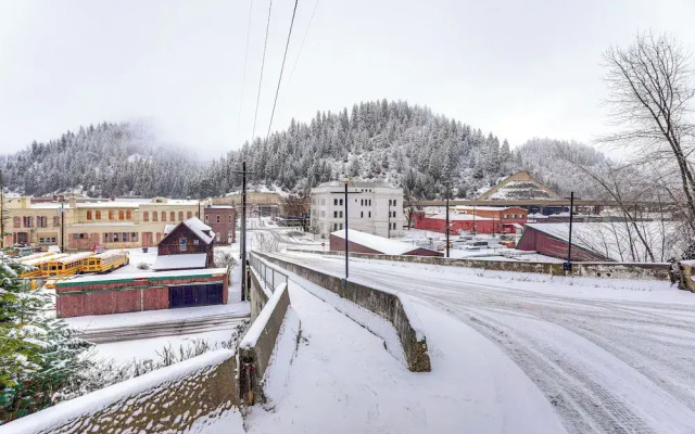 13 Mi to Skiing: Downtown Wallace Home w/ Deck