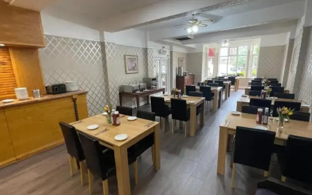 OYO Queens Hotel, Skegness Pier