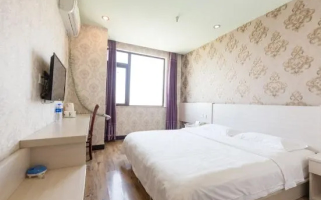 AT YOUNG HOTEL (Beijing Shahe Subway Station Beihang University)