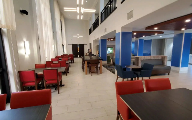 Holiday Inn Express & Suites Phoenix - Glendale Sports Dist by IHG