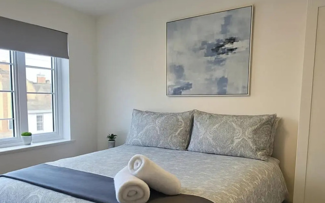 7 Bed House - Sleeps 14 - Parking