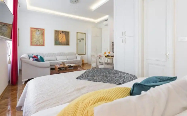 Aurelia Antik Apartments & Rooms