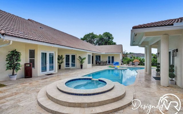 8 Br Villa with Pool & Basketball Court