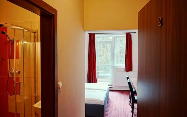 Restaurace a penzion Zděná Bouda