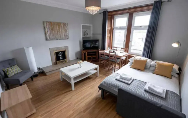 ☆ Bright, Modern West-End Apartment ☆