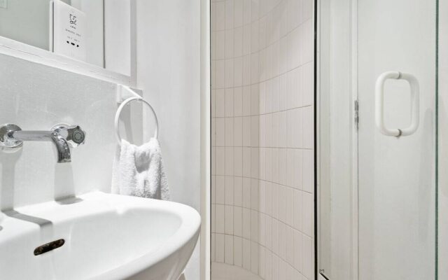 Beautiful 2Bdr 2Bath Apt In Mayfair, 3Mins To Tube