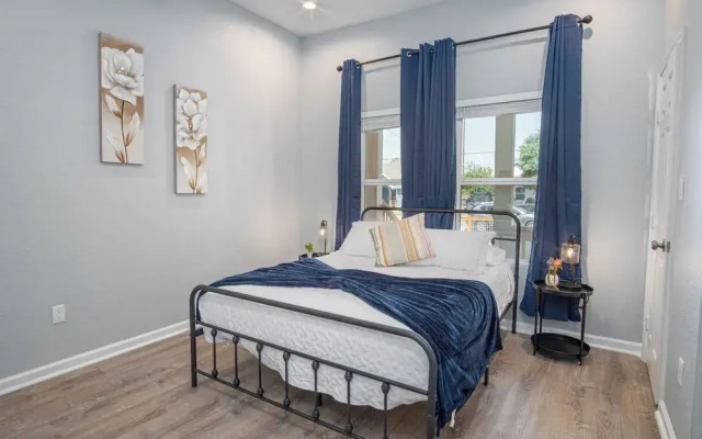 Inviting 4br/2ba Near Downtown & Riverwalk