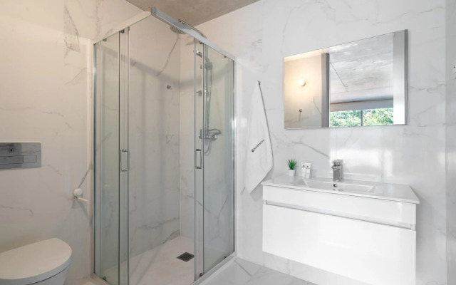 Luxurious Impressive Apartment - Balcony and Pool