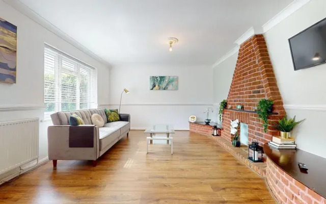Entire 3 Bed Home in Basildon Sleeps up to 6