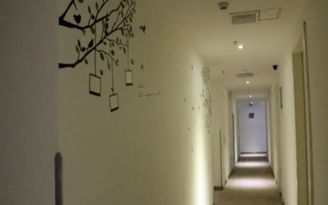 V8 Hotel Jiaokou Subway Branch