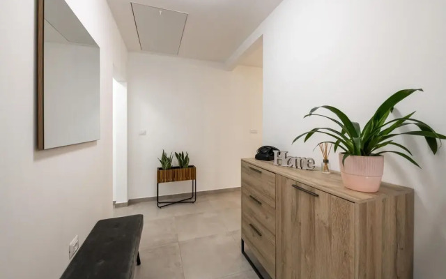 Stunning Home in Radeki Glavica With 3 Bedrooms and Wifi