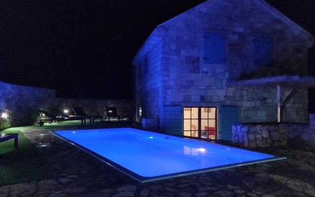 Mala Villa- heated pool since April 10th