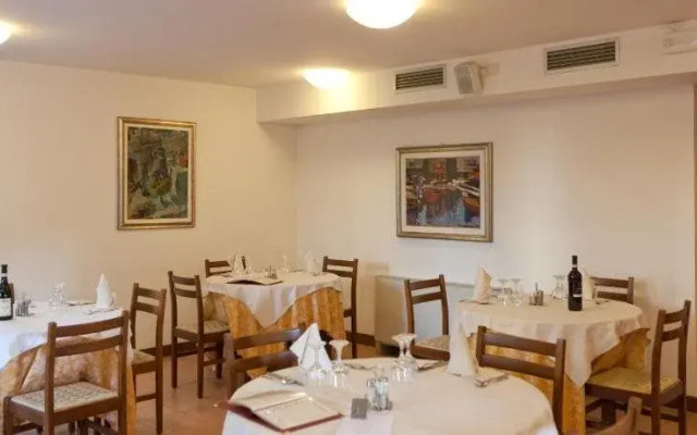 Idania Hotel