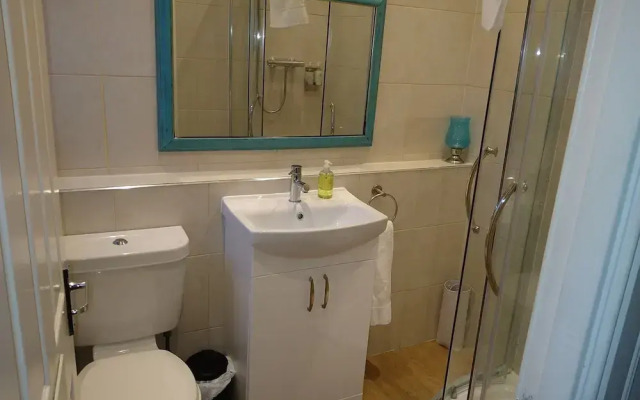 5 Bedrooms/sleeps 10-12/free Wifi & Parking/garden