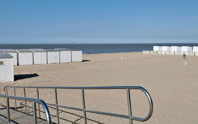 Comfy 1-bedroom Apartment With Side Seaview