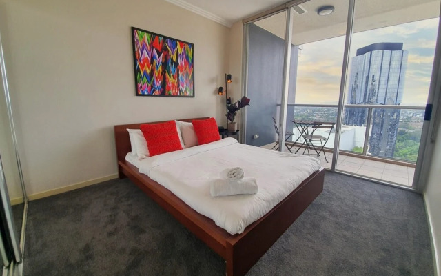 2BR Stunning Views CBD Pool Gym Netflix