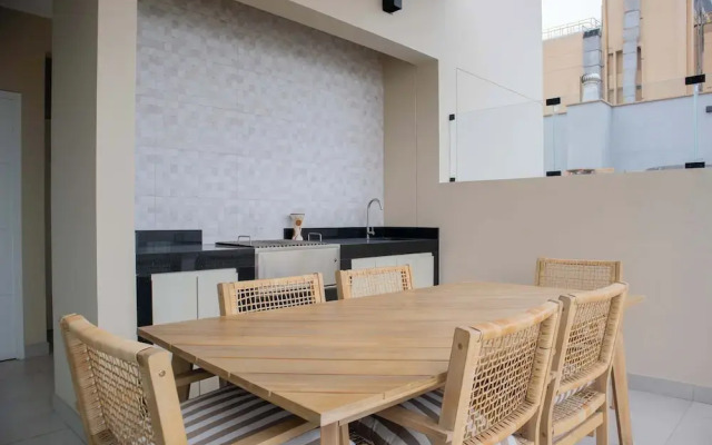 w Striking 1BR w Perfect Balcony Near Kennedy Park