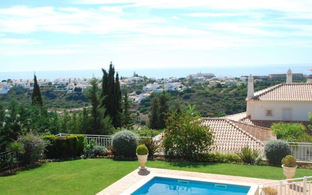 Lavish Villa in Albufeira With Private Swimming Pool