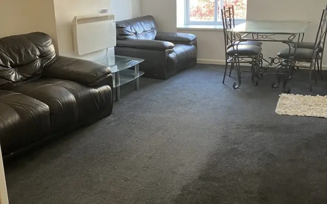 Immaculate 2-bed Apartment in Bury