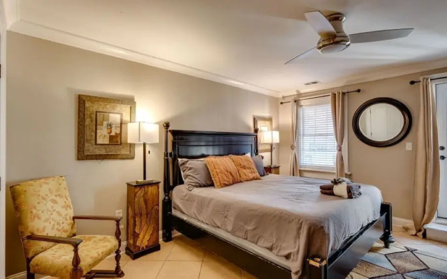 4 BR Beauty blocks from the River